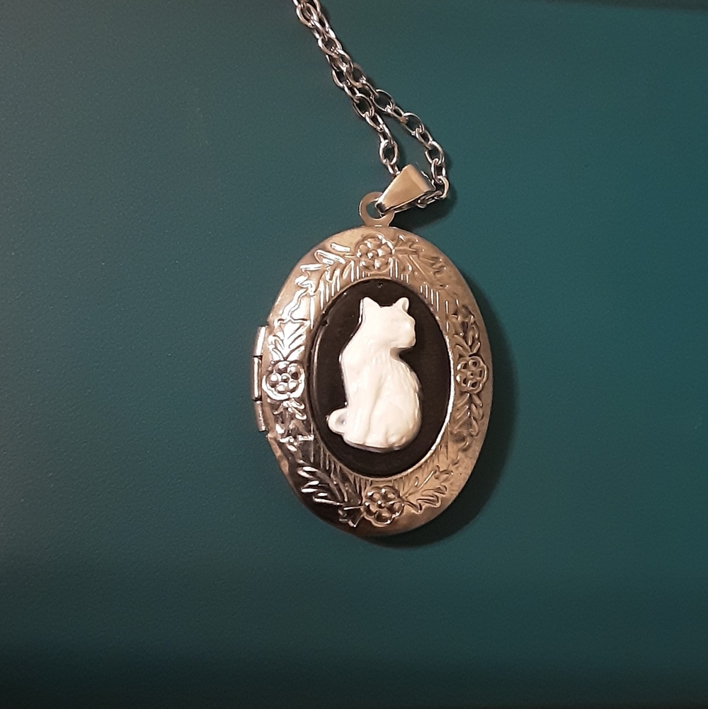 New Cat Cameo Faux Locket Necklace - Picture 2 of 4